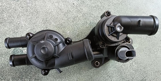 03C121111AM エンジン冷却液 座席 Ibiza VW ジェッタ 2011-2022 VW ポロ 03C121111Mのためのサーモスタットハウジング組